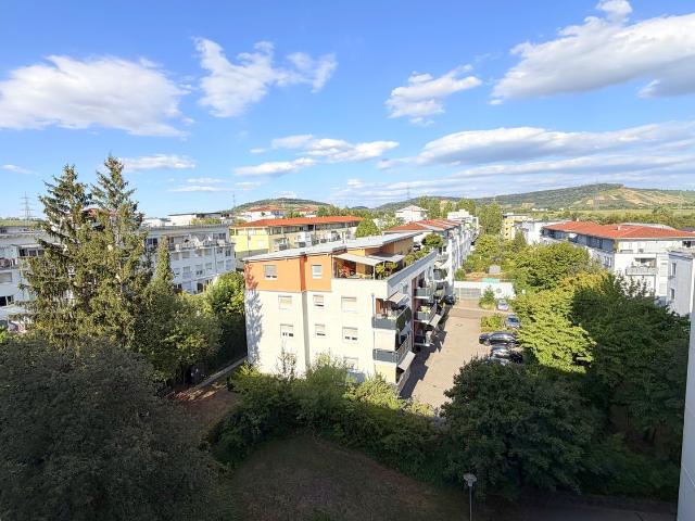 Platz für die ganze Familie: renovierte 3,5 Zimmer Wohnung mit West Loggia in Waiblingen