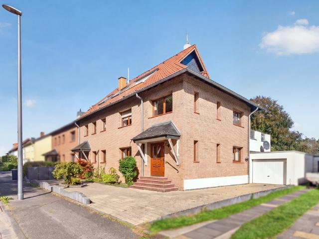 Platz für drei Generationen: Dreifamilienhaus mit Garten in Köln Immendorf