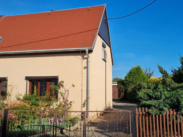 Platz für Ihre Ideen: Kleine Doppelhaushälfte in schöner Lage im Kreis Mittelsachsen