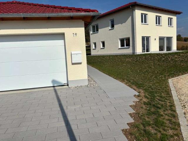 Platz für neue Ideen: Großzügiges Einfamilienhaus in Medlingen mit Doppelgarage und großem Garten