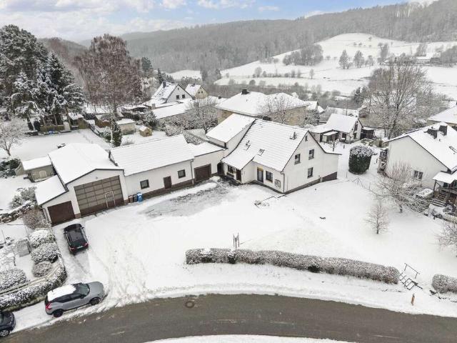 Platz ohne Grenzen: Zweifamilienhaus mit Halle für Familie & Anleger
