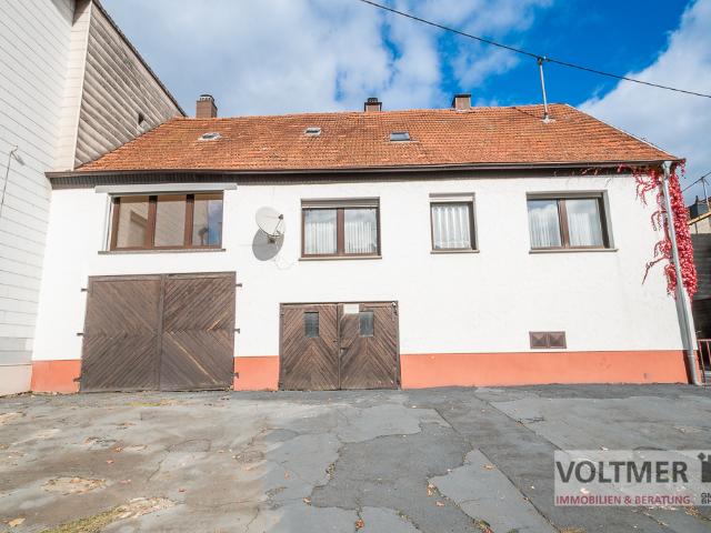 PLATZWUNDER Einfamilienhaus mit drei Garagen und Nebengebäuden in Neunkirchen Wiebelskirchen!