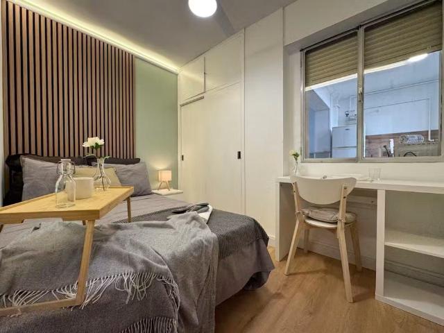 Plaza Villafranca de los Barros, Madrid, Community of Madrid 28034