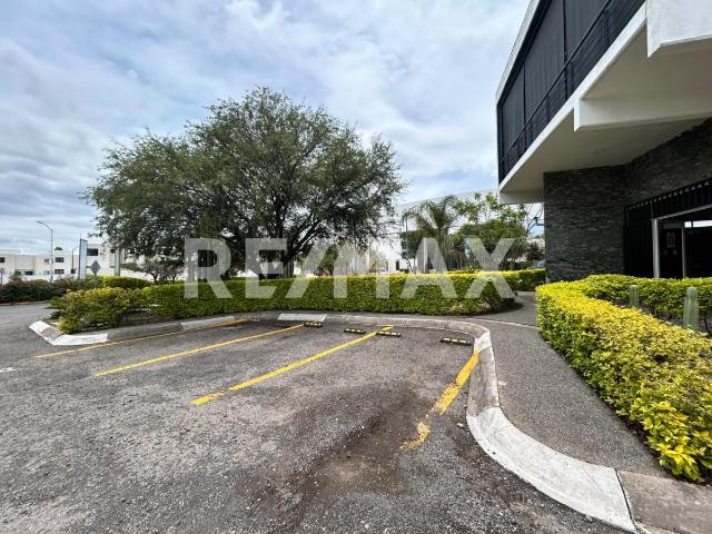 PLAZA COMERCIAL COLINAS DEL SANTUARIO EN VENTA