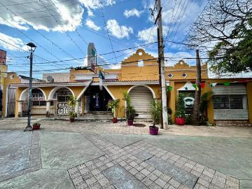 Plaza Comercial en SM22 Andador Peatonal Tulipanes, Cancun
