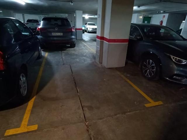 PLAZA DE GARAJE EN ALQUILER PARA 2 MOTOS EN AVENIDA TRES CRUCES 40. € CADA UNA