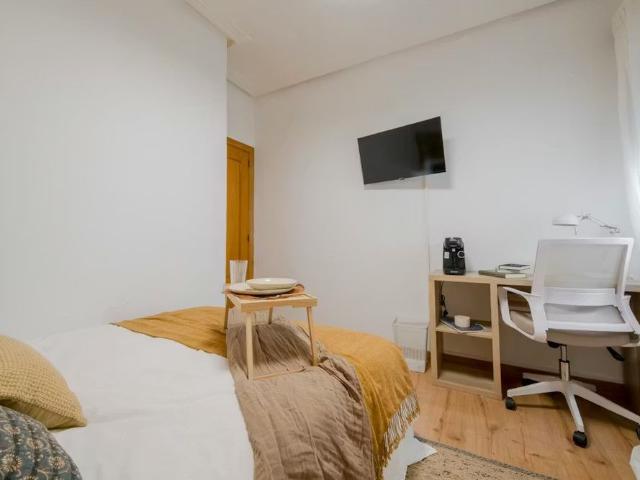Plaza de la Cebada, Madrid, Community of Madrid 28005