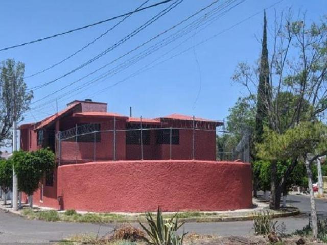 Plaza Del Parque Querétaro 2000: Casa Venta 4 Rec, 4 Baño, 1 Local, 6 Est Jardin, Cto Serv, Bodega