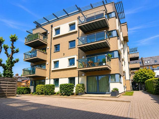 Plaza Royal Mews, Southend On Sea SS1, 2 bed flat to rent, £1,500 pcm | PrimeLocation