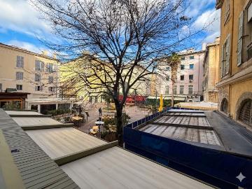 Place Thiars / Vieux Port 60 m2 à double affectation, 1er étage, immeuble marseillais
