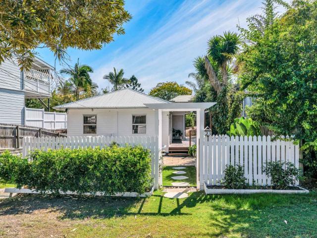 Place West: 23 Mornington St, Red Hill, QLD 4059