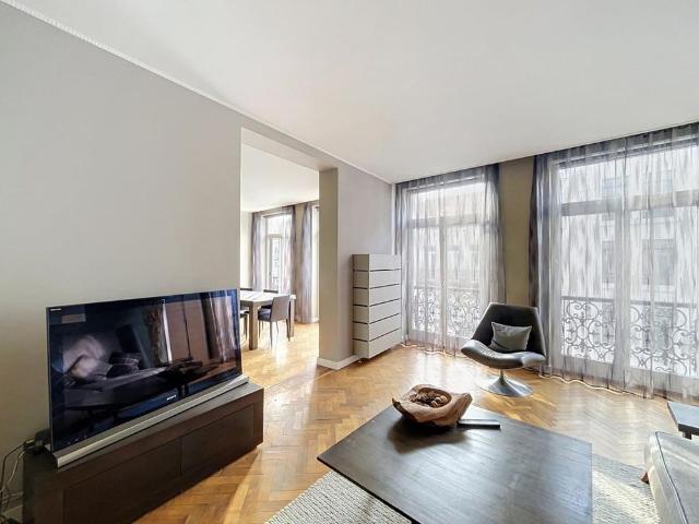 Place de la Bourse: Beautiful furnished 2 bedroom apartment