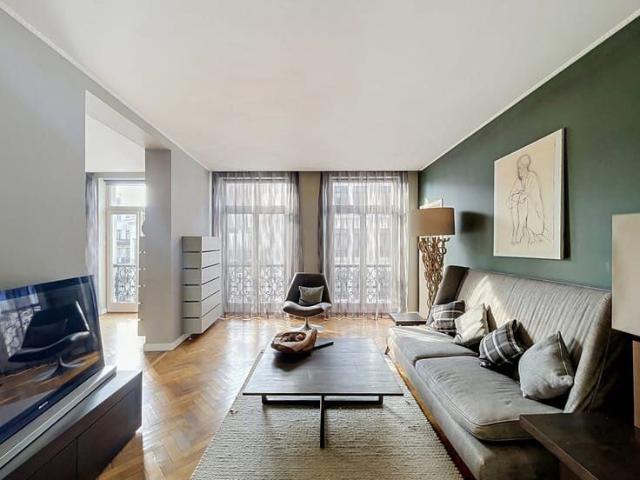 Place de la Bourse: Beautiful furnished 2 bedroom apartment