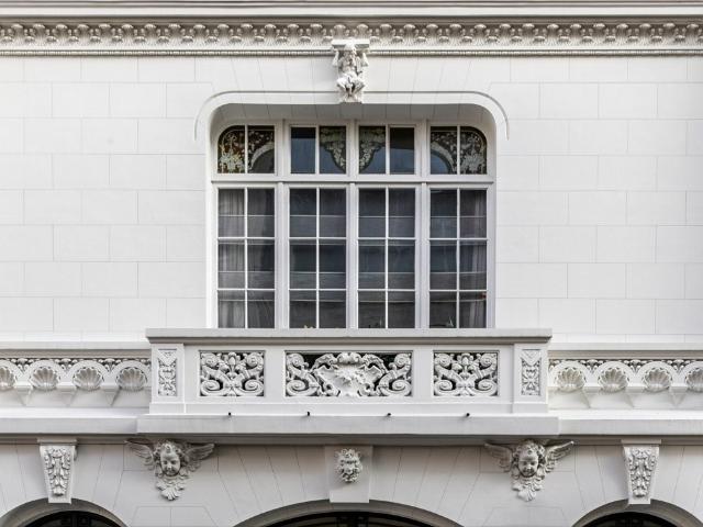 Place Loulou Gasté Cet appartement de 134,3 m2 128,9 m2 l. 130m² Levallois Perret