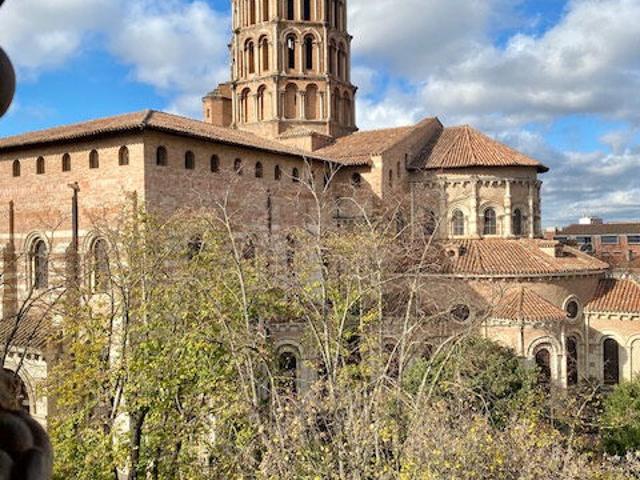 PLACE SAINT SERNIN T4 en dernier étage avec clim