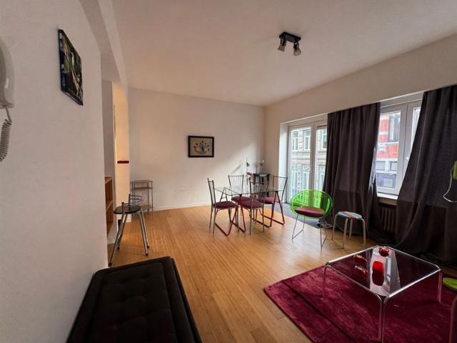 Place Stéphanie! Beau studio MEUBLE