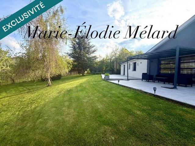 Plain pied contemporain de 156 m² avec garage de 80 m²implanté sur terrain 16,13 ares