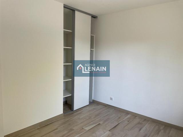 plain pied 100 m² comprenant salon et coin cuisine.