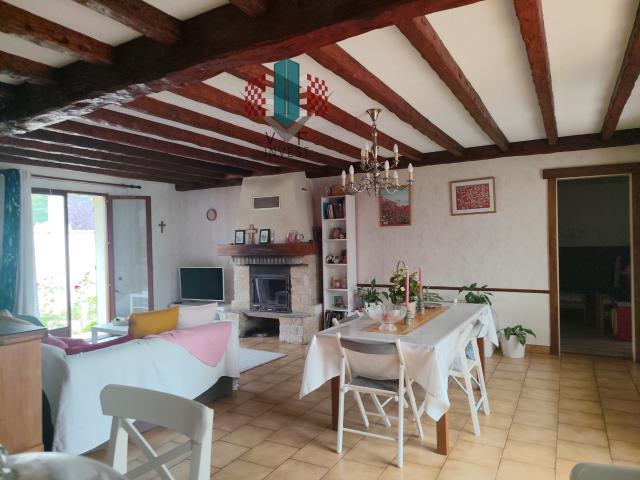 plain pied, 3 chambres,1 bureau  studio indépendant, garage,atelier, terrain clos