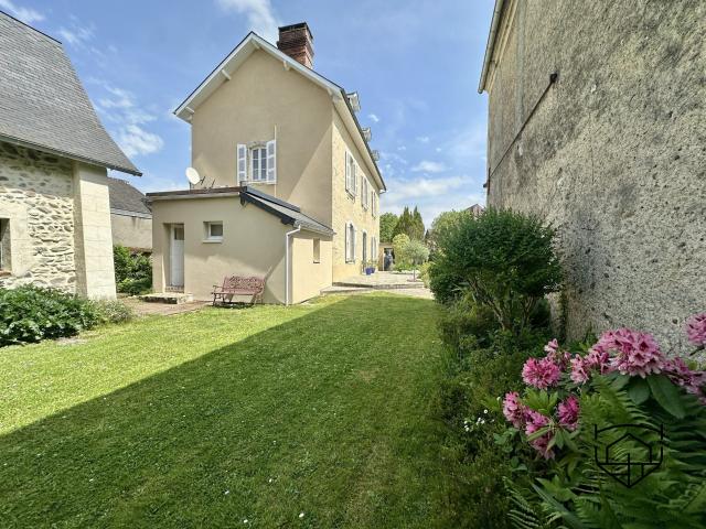 PLAINE DE NAY Charmante maison béarnaise avec gîte et gran. 210m² Nay