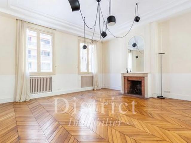 PLAINE MONCEAU HOTEL PARTICULIER DE 1870 SUR 4 NIVEAUX PARKING