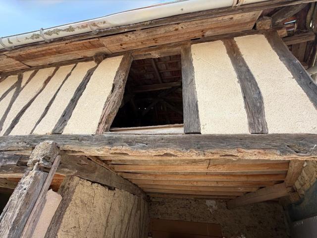 PLAISANCE 32 proche: propriete rurale composée d'une maison 200m2 restaurée, une maison à renover 100m2, deux petites maison colombages, hangar simple, terrain 7.000m2 sans voisin
