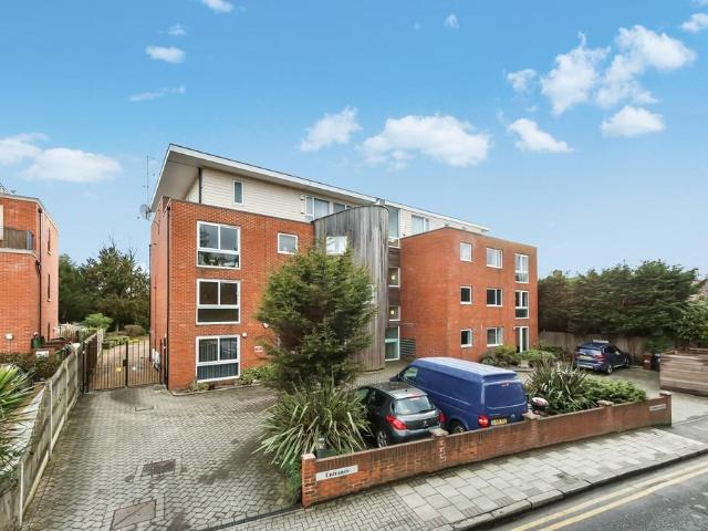 Plaistow Lane, Bromley BR1 2 bed apartment to rent £1,950 pcm £450 pw