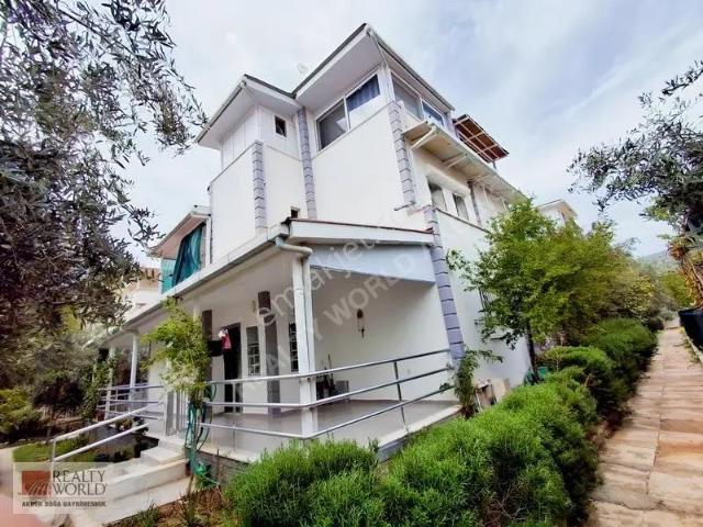 Plaja Yürüme Yolu Merkezi Konumda Masrafsız 5+1 Villa