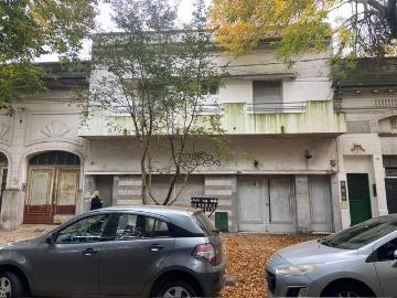 Planta alta unica, independiente, reciclada. Amplios ambientes. Sin expensas