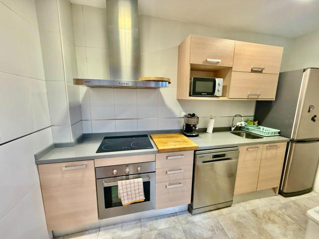 PLANTA BAJA CERCA UNIVERSIDAD CON DOS HABITACIONES Y DOS BAÑOS SEMINUEVO CON PISCINA