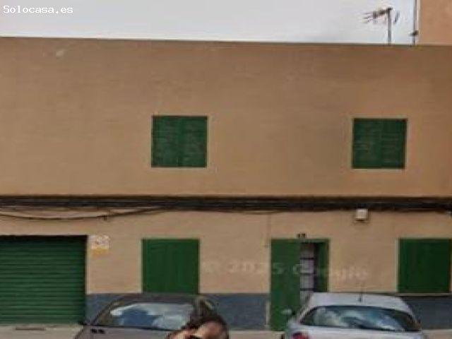 Planta baja con gran patio de 100 m2 y almacén diáfano