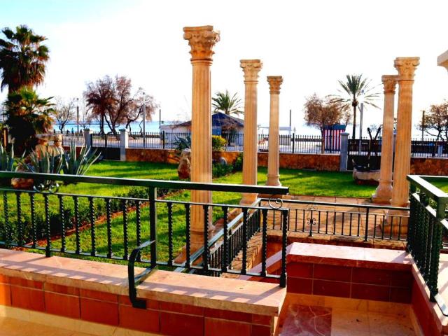 Planta baja con jardín en primera línea