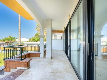 Planta baja con terraza y jardín en 1º línea de playa con vistas panorámicas al mar