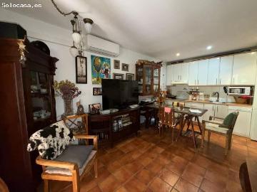 Planta baja con terraza acristalada, barbacoa, piscina y dos plazas de garaje a un paso de la playa