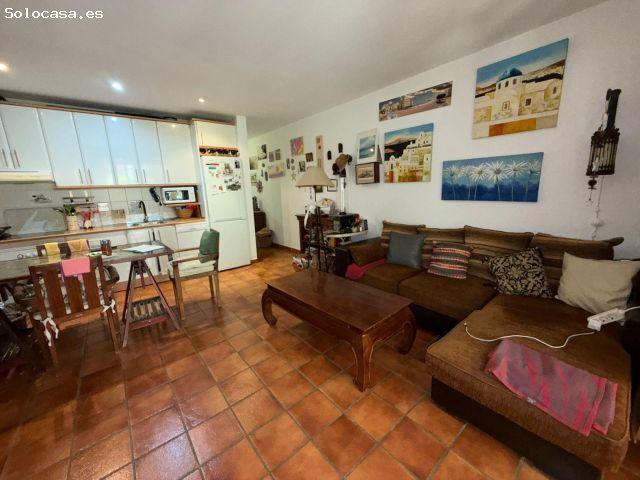 Planta baja con terraza acristalada, barbacoa, piscina y dos plazas de garaje a un paso de la playa