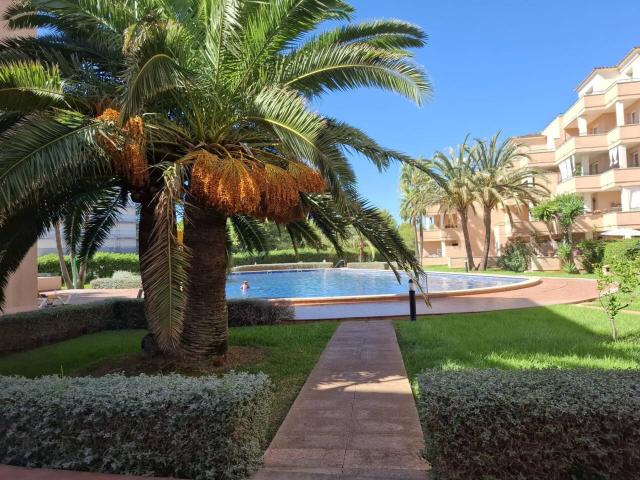 PLANTA BAJA CON TERRAZA PRIVADA, PARQUIN Y TRASTERO. PISCINA COMUNITARIA, SA COMA