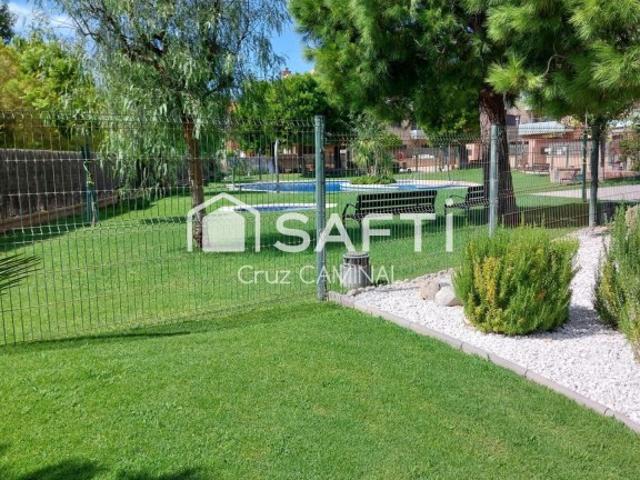 Planta baja de 96 m2 útiles, apta minusválidos con jardín y piscina,a 50 metros del mar