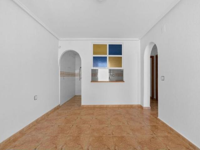 Planta baja de 2 dormitorios con terraza, patio y piscina comunitaria en Torrevieja