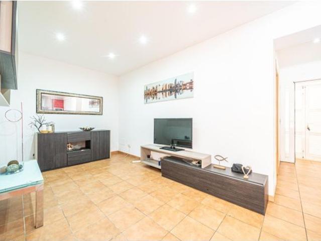 Planta baja de 3 habitaciones con gran terraza privada en Hostalets, zona Jacinto Verdaguer