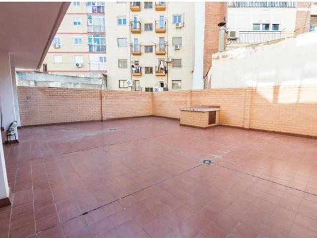 Planta baja de 3 habitaciones con terraza de 120 m2 y trastero en Barrio Jesús