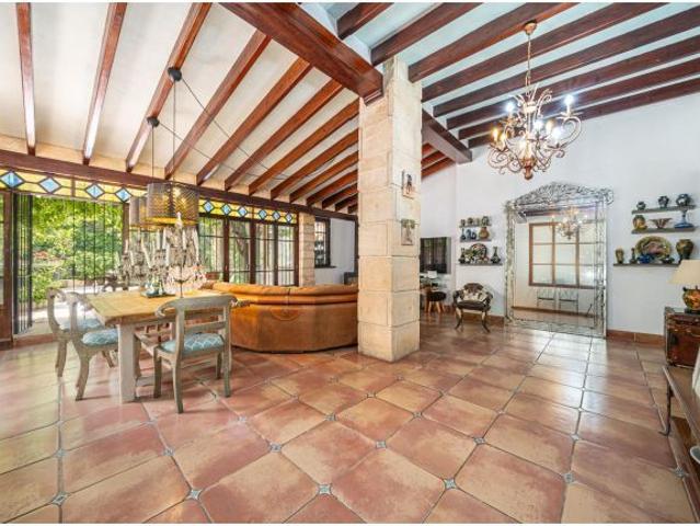 Planta baja de gran carácter con terraza, piscina y garaje en zona Arxiduc