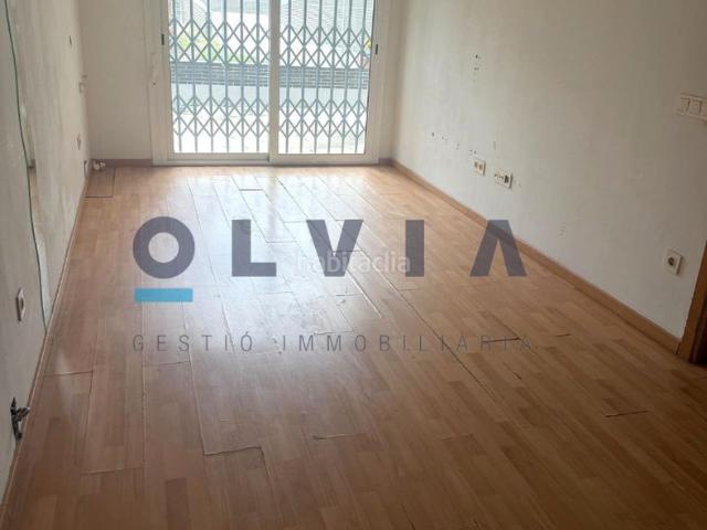 Planta baja en venta en Terrassa, Poble Nou. OPORTUNIDAD! CON PATIO Y PLAZA DE PARQUING INCLUIDA EN EL PRECIO. Plantas bajas.