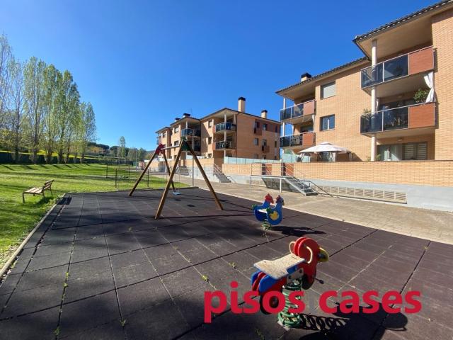 Planta baja en venta en Tona. Pis 4 habitacions, piscina comunitària. Jardi i terrassa privada. Plantas bajas.