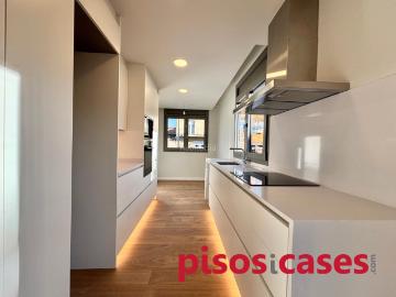 Planta baja en venta en Tona. Pis 4 habitacions, piscina comunitària. Jardi i terrassa privada. Plantas bajas.
