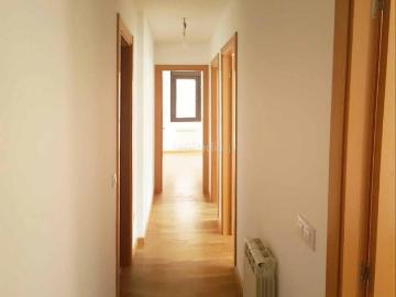 Planta baja en venta en Tordesillas. C. Corro Bazán 3, Bajos B Edificio Corro Bazán piso de 2 habitaciones y 2 baños completos en pleno centro de Tordesillas. Plantas bajas.