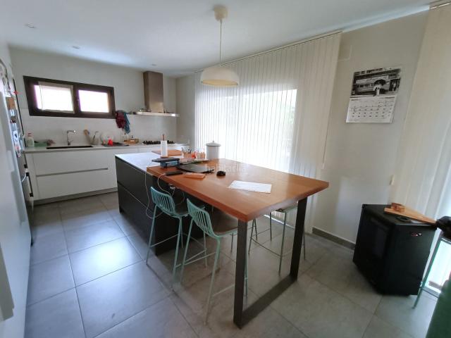 Planta baja en venta en Torelló. Planta baixa de 161 m2 i 4 habitacions en molt bon estat. Plantas bajas.