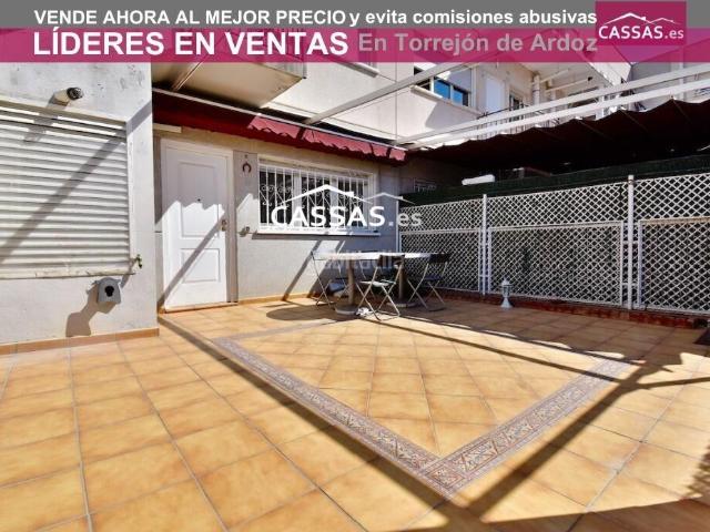 Planta baja en venta en Torrejón de Ardoz, Centro. ZONA VIRGEN DE LORETO Bajo con Jardín de 3 habitaciones, 2 baños, patio de 30 m2, piscina, garaje y trastero. Plantas bajas Torrejón de.