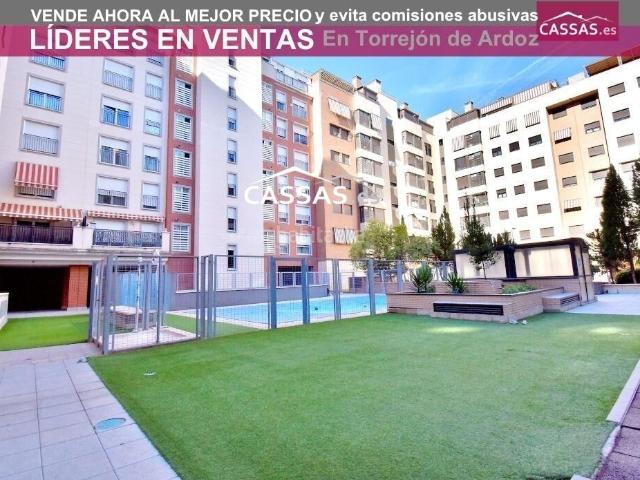 Planta baja en venta en Torrejón de Ardoz, Juncal. Bajo con Patio en LOS GIRASOLES 3 habitaciones, 2 baños, patio de 10m2, plaza de garaje, trastero y piscina. Plantas bajas Torrejón de.