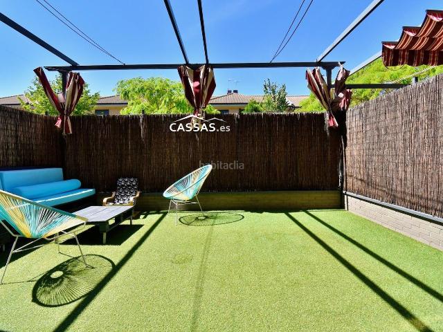 Planta baja en venta en Torrejón de Ardoz, Soto de Henares. SOTO DEL HENARES Bajo con jardín, 2 habitaciones. Piscina, 2 garajes y trastero. Plantas bajas Torrejón de.