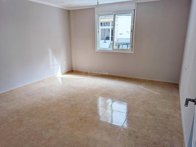 Planta baja en venta en Ulldecona. Planta baja Lista para mudarse de 98m con 3 habitaciones, dos baños y gran terraza privada en C Comerç,4 de Ulldecona. Plantas bajas.